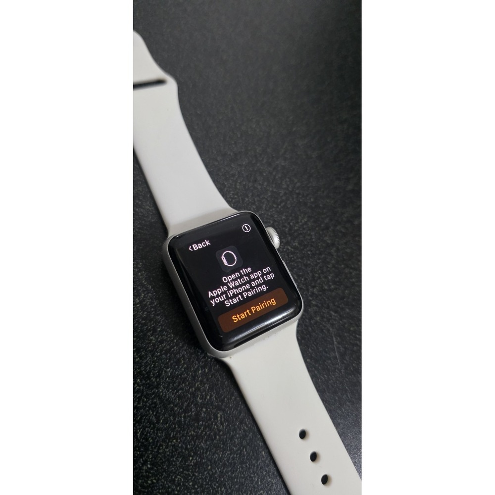 Apple Watch Series 3 38mm‎ White Band Silver - Picture 2 of 6